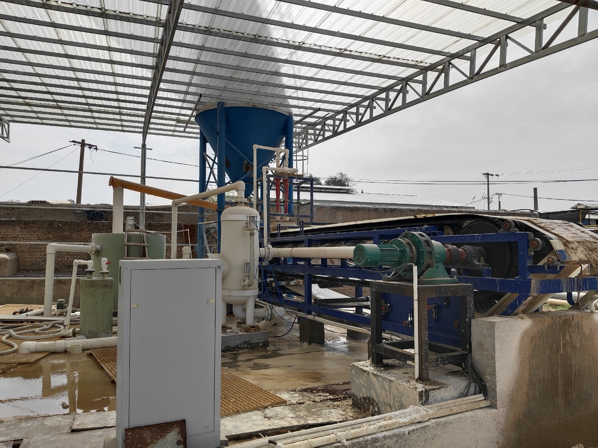 真空過(guò)濾機(jī)設(shè)備調(diào)試現(xiàn)場(chǎng)